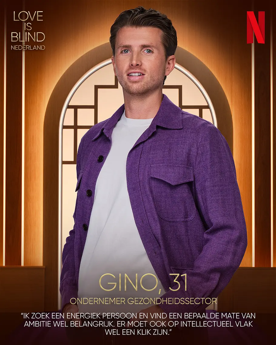Love is Blind: Netherlands-Kandidat Gino Alter, Beruf Gino trägt eine violette Jacke über einem weißen Shirt. Auf dem goldbraunen Werbeporträt stehen „Love is Blind Nederland“ und „Gino, 31“.