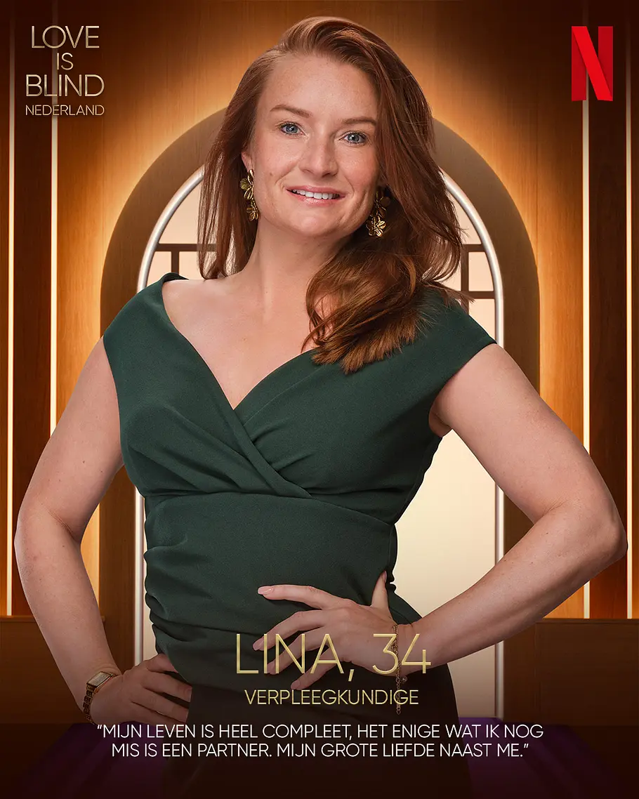 Love is Blind: Netherlands-Kandidat Lina Alter, Beruf Lina posiert lächelnd im dunkelgrünen Kleid mit Händen an der Hüfte. Auf dem Werbeplakat steht „Love is Blind Nederland“.