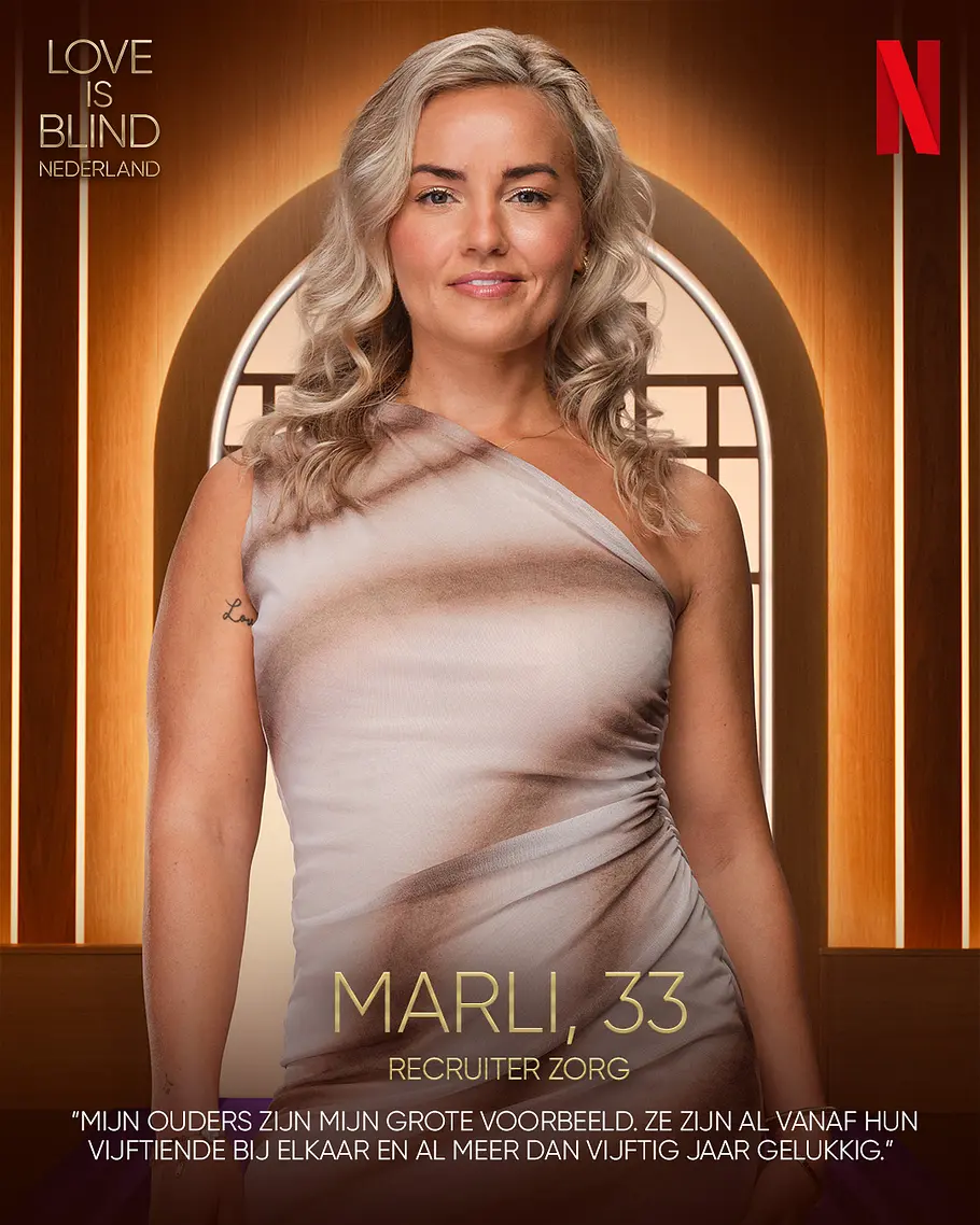 Love is Blind: Netherlands-Kandidat Marli Alter, Beruf Marli mit blonden Locken und einem asymmetrischen Kleid vor goldenem Hintergrund mit Schriftzug „Love is Blind Nederland“.