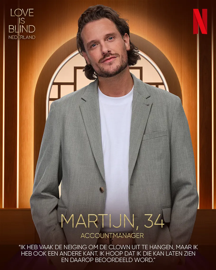 Love is Blind: Netherlands-Kandidat Martijn Alter, Beruf Martijn trägt ein graues Sakko und weißes T-Shirt vor goldenem Hintergrund. Aufschrift: „Love is Blind Nederland“, „Martijn, 34“.