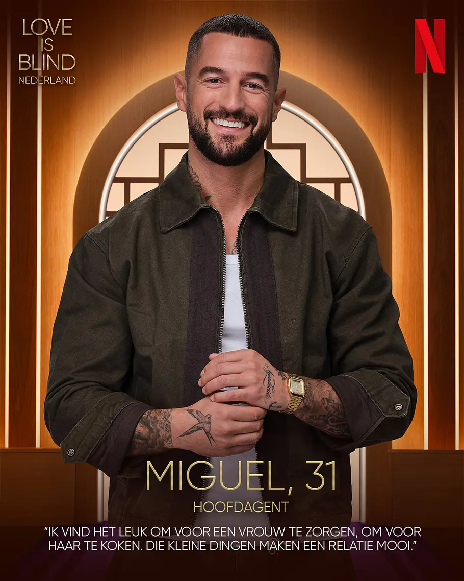 Love is Blind: Netherlands-Kandidat Miguel Alter, Beruf Miguel lächelt mit Bart und dunkler Jacke auf einem goldbraunen Werbeplakat für „Love Is Blind Nederland“ mit Netflix-Logo.