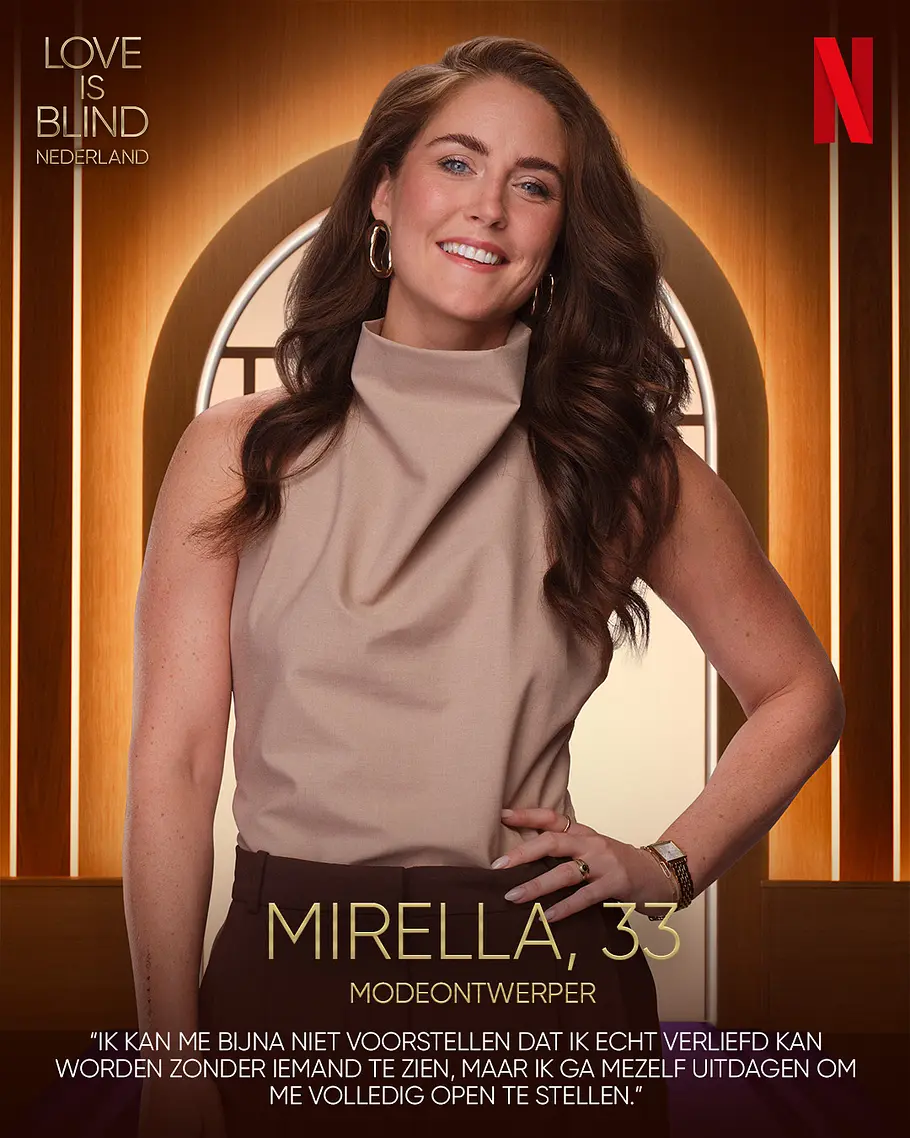 Love is Blind: Netherlands-Kandidat Mirella Alter, Beruf Mirella lächelt mit langen braunen Haaren und beigem Oberteil auf einem goldbraunen Werbeplakat für „Love is Blind Nederland“.