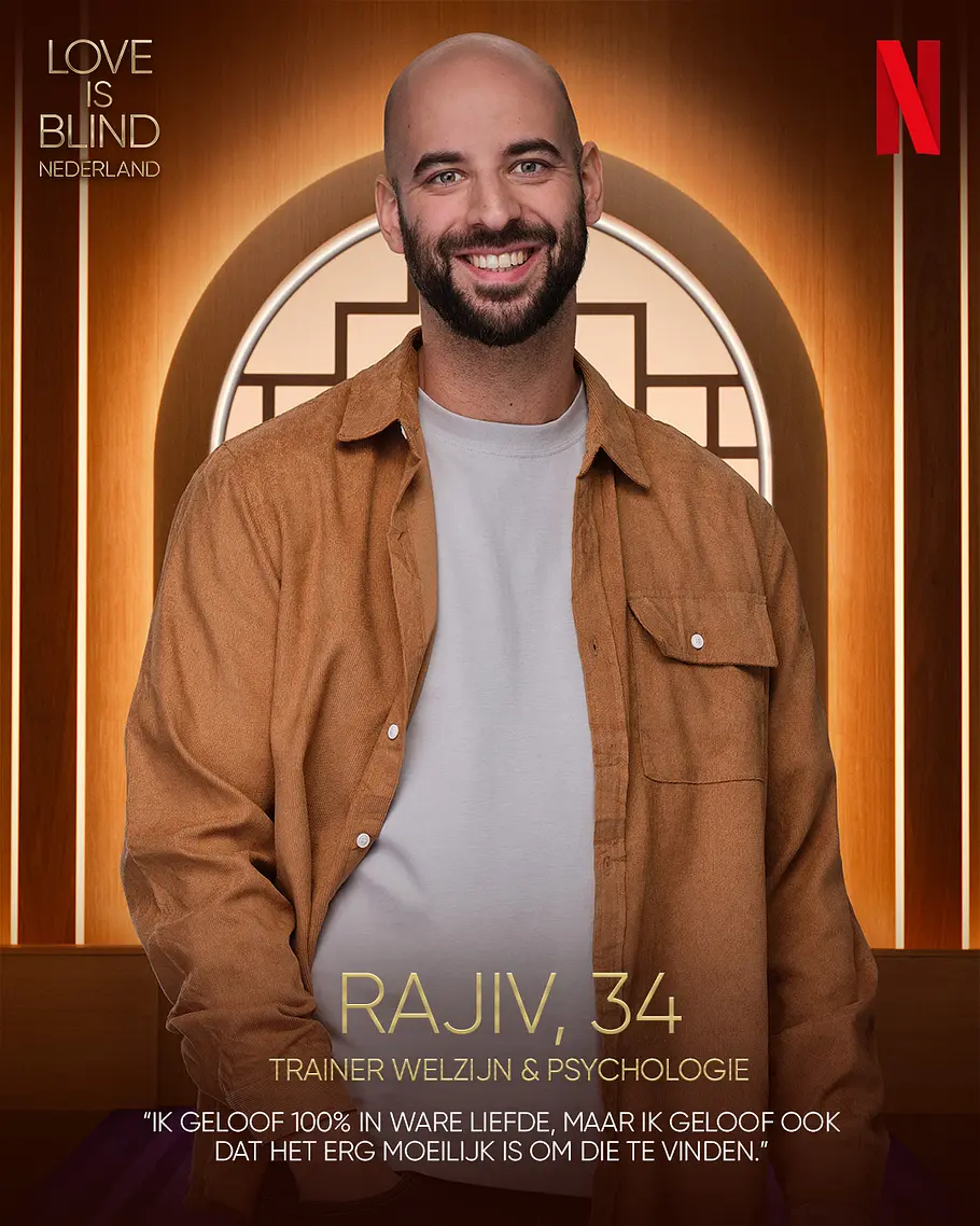 Love is Blind: Netherlands-Kandidat Rajiv Alter, Beruf Rajiv lächelt mit Glatze und Bart in braunem Hemd auf einem goldbraunen Werbeplakat für „Love is Blind Nederland“.