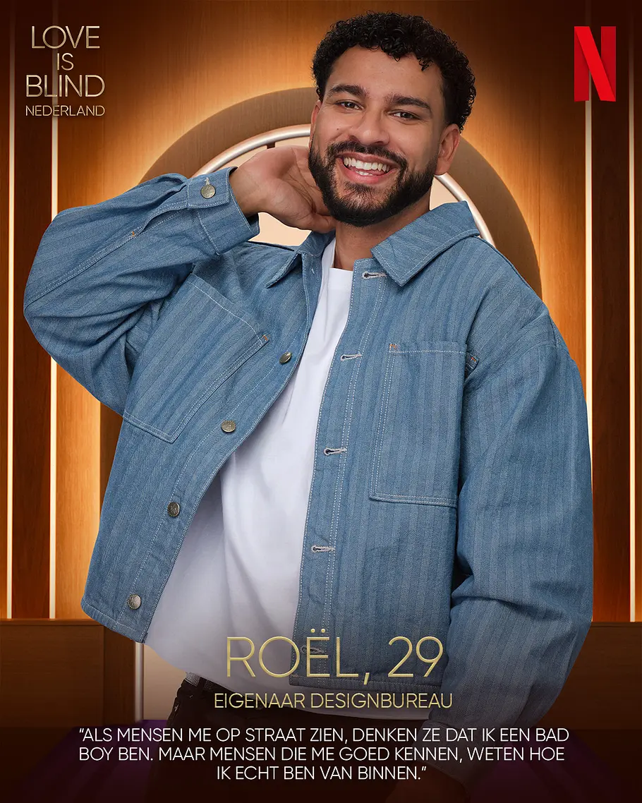 Love is Blind: Netherlands-Kandidat Roel Alter, Beruf Roel lächelt in blauer Jeansjacke mit einer Hand im Nacken. Auf dem Porträt stehen „Love is Blind Nederland“ und „Roël, 29“.