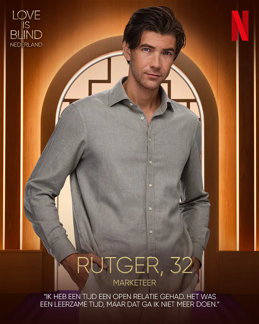 Love is Blind: Netherlands-Kandidat Rutger Alter, Beruf Rutger trägt ein graues Hemd vor einem goldbraunen Hintergrund. Auf dem Werbeplakat steht „Love is Blind Nederland“ und „Rutger, 32“.
