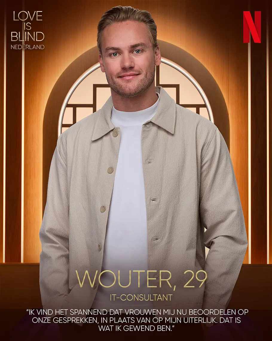 Love is Blind: Netherlands-Kandidat Wouter Alter, Beruf Wouter trägt eine beige Jacke über einem weißen Shirt vor goldbraunem Hintergrund. Oben stehen „Love is Blind Nederland“ und das Netflix-Logo.