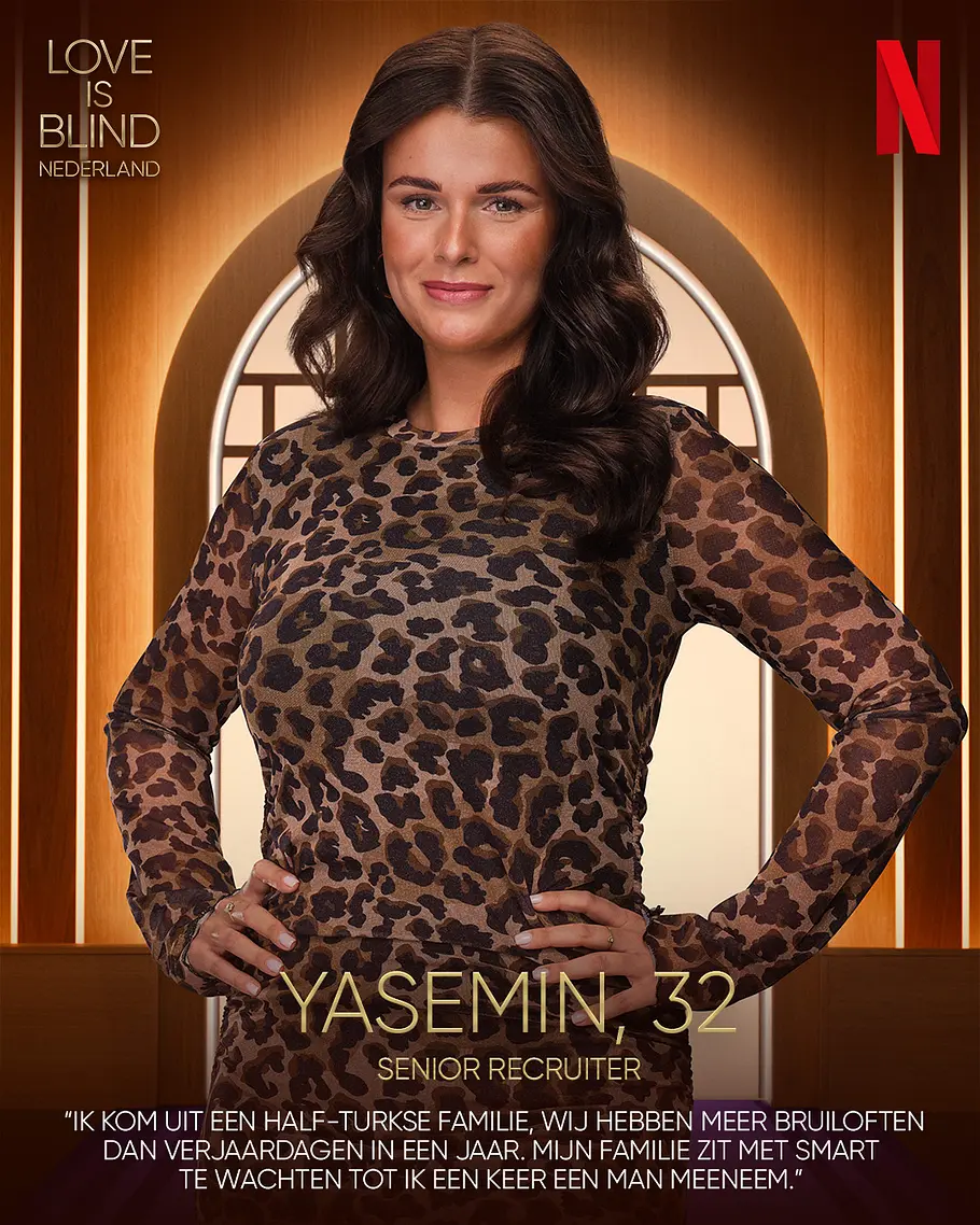 Love is Blind: Netherlands-Kandidat Yasemin Alter, Beruf Yasemin posiert mit Händen an den Hüften im Leopardenkleid. Auf dem goldbraunen Plakat steht „Love is Blind Nederland“.