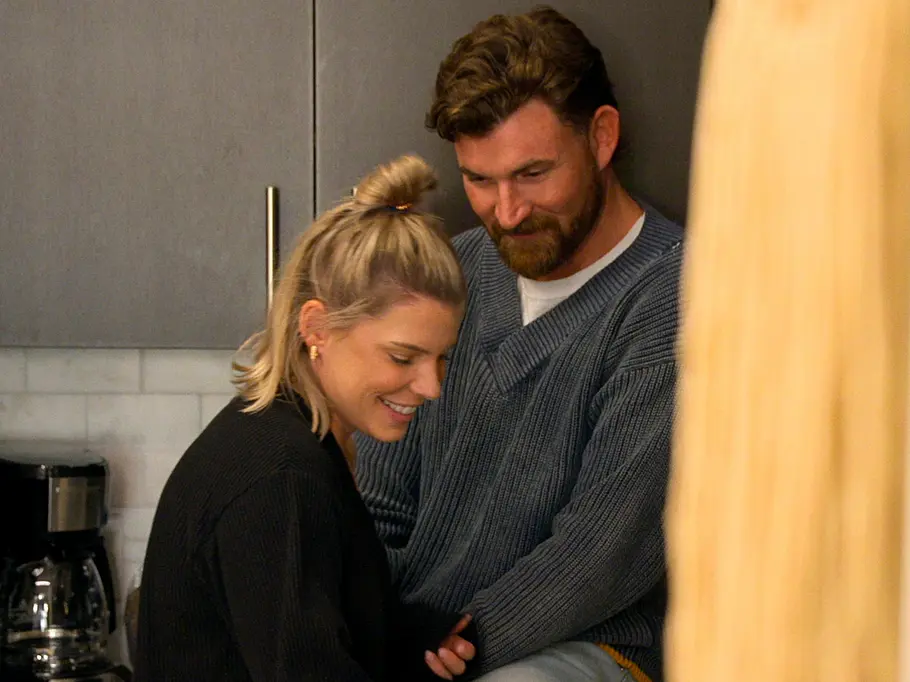 Sind Erika und Blake noch zusammen? „Love is Blind:Boston“: Erika hält einen goldenen Kelch in der Küche. Neben ihr sitzt Blake auf der Arbeitsplatte.