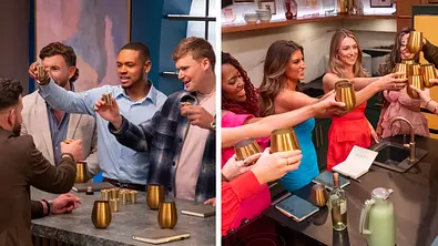 Love is Blind: Boston-Cast: Links stoßen die Männer, rechts die Frauen an Küchentheken mit goldfarbenen Bechern an. - Foto: Netflix