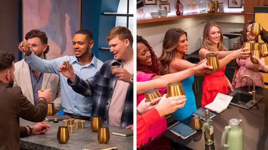 Love is Blind: Boston-Cast: Links stoßen die Männer, rechts die Frauen an Küchentheken mit goldfarbenen Bechern an.
