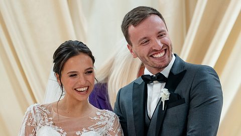 Alina und Ilias sind nach ihrer Hochzeit überglücklich - Foto: Netflix