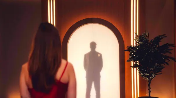 Eine Frau steht mit den Rücken zur Kamera und schaut auf den Schatten eines Mannes - Foto: Netflix Eine Frau steht mit den Rücken zur Kamera und schaut auf den Schatten eines Mannes - Foto: Netflix