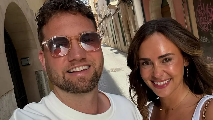 Jessica und Konstantin Streifling in sommerlicher Atmosphäre lächeln für ein Selfie in die Kamera