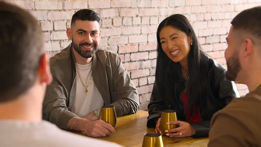Mike Gibney und Emma Betsinger sitzen in einem Lokal und lächeln bei Love is Blind