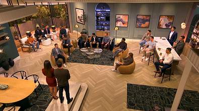 Die Kandidat:innen von „Love is Blind“ sitzen verteilt im Wohnzimmer der Villa - Foto: COURTESY OF NETFLIX