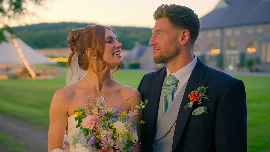 Kieran und Megan schauen sich verliebt an.