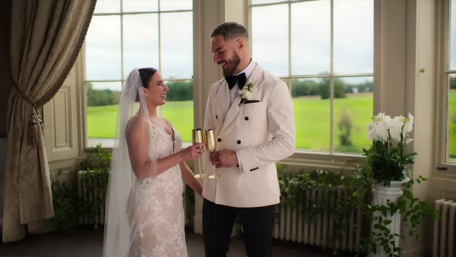Sabrina und Steven stoßen nach ihrer Hochzeit an.