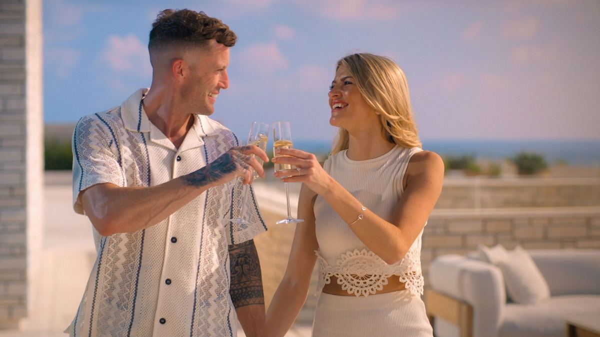 Billy und Ashleigh stoßen zusammen an!