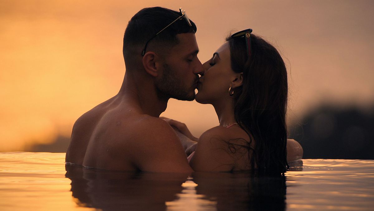 Kal & Sarover küssen sich im Pool!