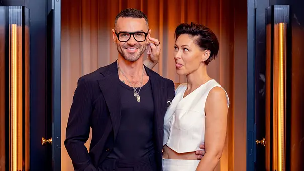 Moderatoren Emma Willis und Matt Willis von „Love Is Blind: UK“ - Foto: Netflix Moderatoren Emma Willis und Matt Willis von „Love Is Blind: UK“ - Foto: Netflix