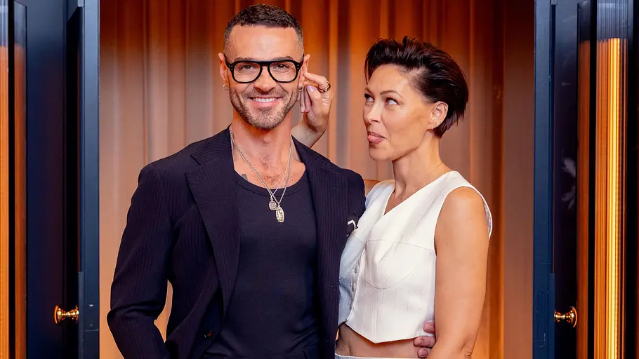 Love Is Blind UK Staffel 3 Moderatoren Emma Willis und Matt Willis von „Love Is Blind: UK“