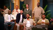 Einige der Männer der 3. Staffel „Love is Blind: UK“ sitzen lachend im Studio. - Foto: Netflix Einige der Männer der 3. Staffel „Love is Blind: UK“ sitzen lachend im Studio. - Foto: Netflix
