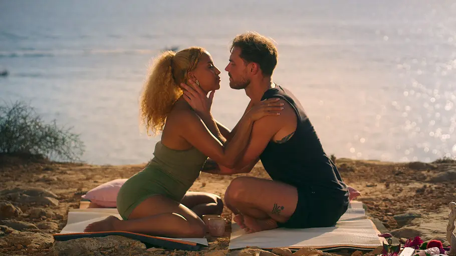 Cuba und Ryan sitzen sich am Wasser gegenüber und kommen sich dabei näher.