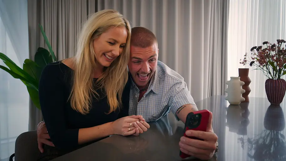 Faye und Jack lachend in einer Folge von Love is Blind Uk Staffel 3.