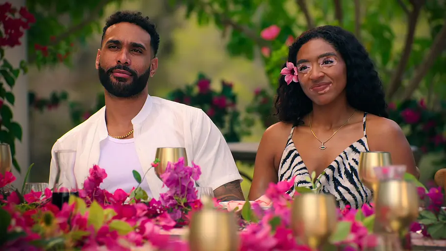 Yasmin und Jordan sitzen gemeinsam an einer festlich gedeckten Tafel.