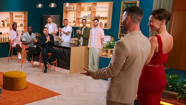 Emma und Matt Willis stehen vor den männlichen Singles - Foto: Courtesy of Netflix