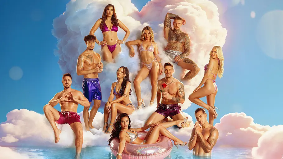 Das ist der Cast von „Love Island VIP“, Staffel 3. Der Cast von „Love Island VIP“, Staffel 3 in einer Wolken-Kulisse.