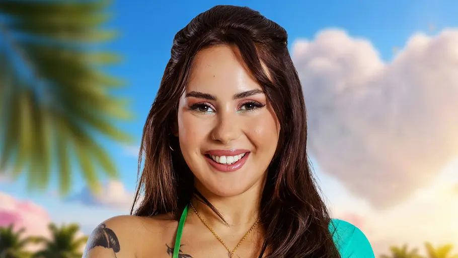 Celina Köther ist noch relativ neu im Reality-TV. Celina Köther lächelt mit verschränkten Armen.