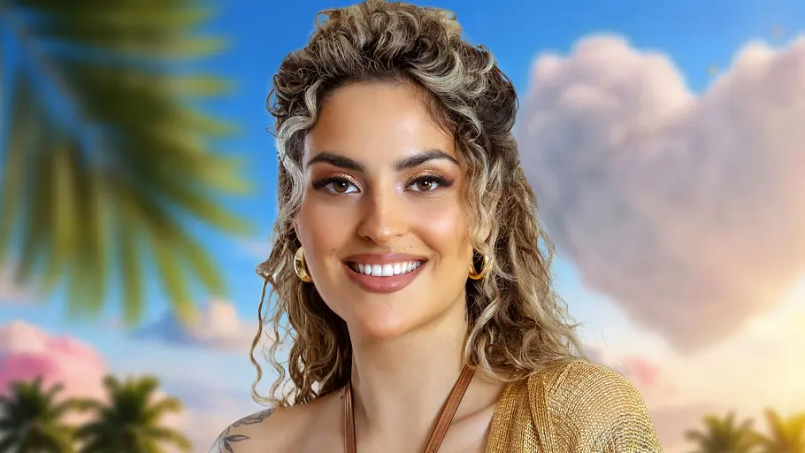 Chiara Bartsch hofft auf die Liebe im TV. Chiara Bartsch lächelt vor Palmen-Kulisse.