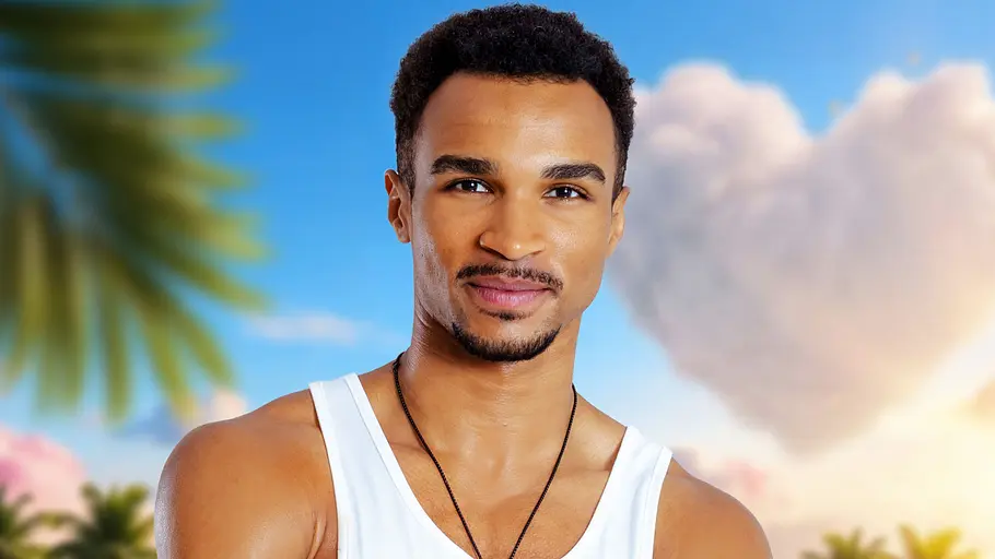 David Schütz wagt den Sprung ins Reality-TV. David Schütz mit verschränkten Armen vor Palmen.