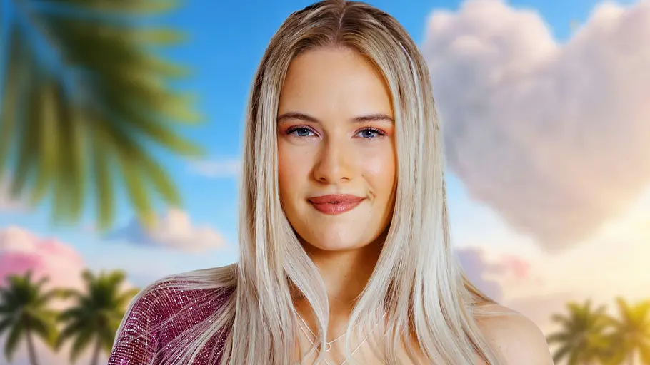 Gretha Barthel ist ebenfalls ein Neuling im TV-Dating. Gretha Barthel im silbernen Bikini vor Palmen.