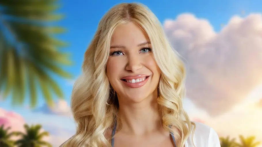 Jessica Härtling ist dabei. Jessica Härtling im Bikini vor Palmen.