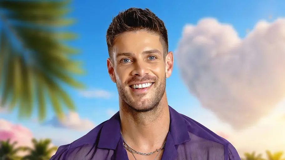 Martin Braun war als Bachelor im TV zu sehen. Martin Braun lächelt vor Palmen-Hintergrund.