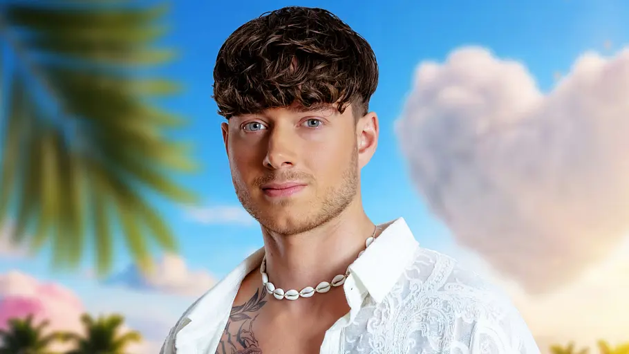 Nico Bussmann ist neu im Reality-TV. Nico Bussmann mit ernstem Blick vor Palmen.