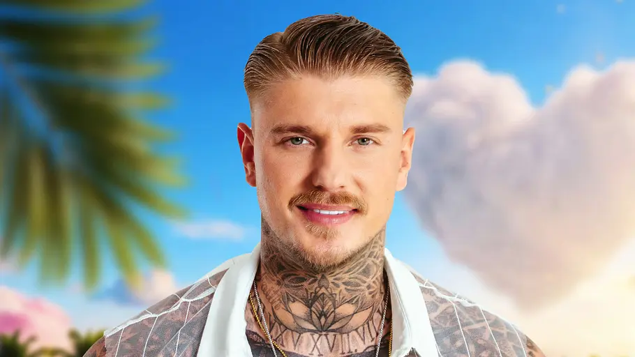 Paco Herb will es noch einmal wissen. Paco Herb mit Armen hinter dem Rücken vor Palmen.