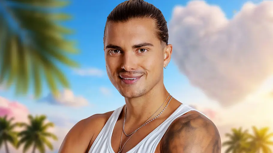 Tim Kühnel kehrt ebenfalls zu Love Island zurück. Tim Kühnel mit verschränkten Armen vor Palmen.