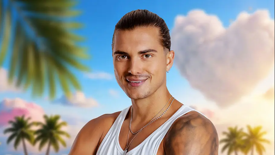 Tim Kühnel spricht nicht gerade mit Vorfreude über „Love Island VIP“. Tim Kühnel im weißen Hemd vor Palmen
