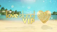Alt-Text: Goldene Schrift „love island VIP“ vor einem tropischen Strand mit türkisblauem Meer; daneben ein glitzerndes, goldgefülltes Herz im Sand. - Foto: RTLZWEI Alt-Text: Goldene Schrift „love island VIP“ vor einem tropischen Strand mit türkisblauem Meer; daneben ein glitzerndes, goldgefülltes Herz im Sand. - Foto: RTLZWEI