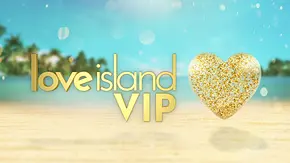 Alt-Text: Goldene Schrift „love island VIP“ vor einem tropischen Strand mit türkisblauem Meer; daneben ein glitzerndes, goldgefülltes Herz im Sand. - Foto: RTLZWEI Alt-Text: Goldene Schrift „love island VIP“ vor einem tropischen Strand mit türkisblauem Meer; daneben ein glitzerndes, goldgefülltes Herz im Sand. - Foto: RTLZWEI