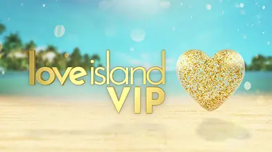 Alt-Text: Goldene Schrift „love island VIP“ vor einem tropischen Strand mit türkisblauem Meer; daneben ein glitzerndes, goldgefülltes Herz im Sand. - Foto: RTLZWEI Alt-Text: Goldene Schrift „love island VIP“ vor einem tropischen Strand mit türkisblauem Meer; daneben ein glitzerndes, goldgefülltes Herz im Sand. - Foto: RTLZWEI