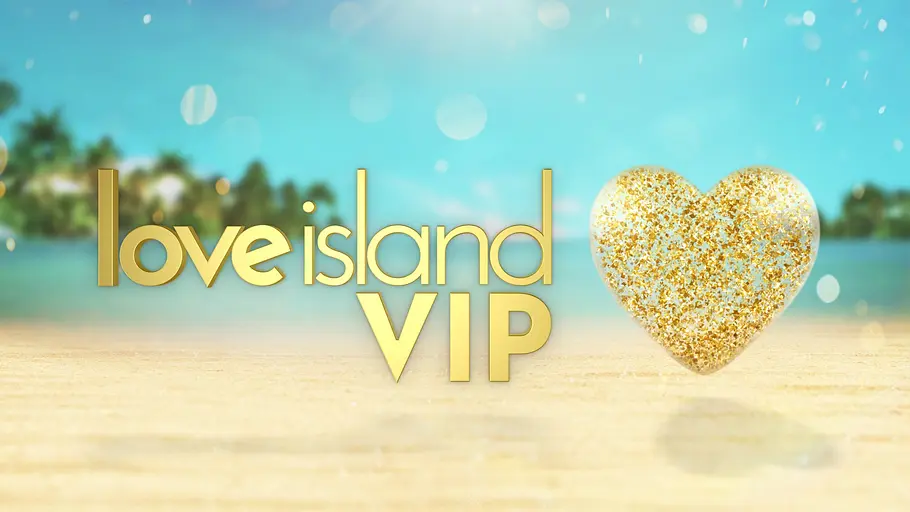 Love Island VIP Logo Alt-Text: Goldene Schrift „love island VIP“ vor einem tropischen Strand mit türkisblauem Meer; daneben ein glitzerndes, goldgefülltes Herz im Sand.