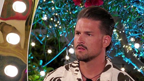 Marco Cerullo blickt irritiert zur Seite während seiner Teilnahme an Love Island VIP - Foto: RTLZWEI