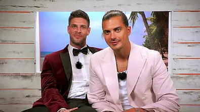 Tim Kühnel und Ex-Bachelor Martin bei Love Island VIP - Foto: RTLZwei Tim Kühnel und Ex-Bachelor Martin bei Love Island VIP - Foto: RTLZwei