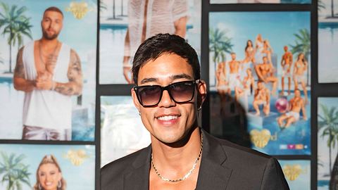 „Love Island VIP“-Premiere Nam Vo mit einer dunklen Sonnenbrille, einer dicken Kette und einem schwarzen Shirt.  - Foto:  IMAGO / Future Image