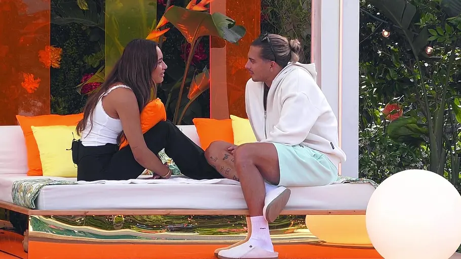Marla im Gespräch mit Tim Kühnel bei Love Island VIP Marla im Gespräch mit Tim Kühnel bei Love Island VIP