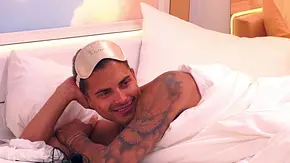Tim Kühnel im Bett bei Love Island VIP - Foto: RTLZwei Tim Kühnel im Bett bei Love Island VIP - Foto: RTLZwei
